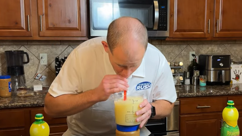 Burri nga Idaho piu një litër lëng limoni përmes një pipze në kohë rekord