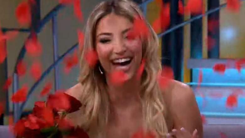 Një fans sekret e befason ish-banoren e Big Brother në mes të emisionit, mbushet me petale trëndafili