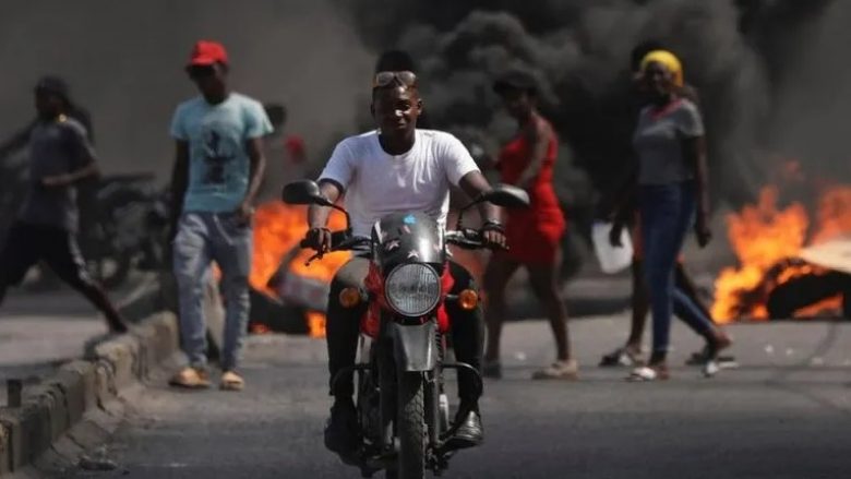 Gjendje e jashtëzakonshme në Haiti – bandat hyjnë në një burg, vrasin disa dhe lirojnë rreth 4 mijë të burgosur