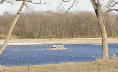 Një makinë e bllokuar në ishull për vite me radhë – pamja e radhës e çuditshme nga Google Street View