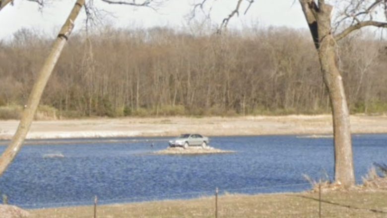 Një makinë e bllokuar në ishull për vite me radhë – pamja e radhës e çuditshme nga Google Street View