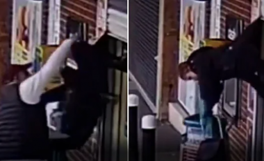 Gruas 72-vjeçare i ngec xhaketa – teksa dera elektrike e dyqanit ngritet lart ajo e gjen veten “në ajër”