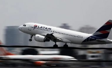 Njerëzit ‘fluturuan nëpër kabinë’: Rreth 50 të lënduar pasi një aeroplan pati një ‘problem teknik’ gjatë fluturimit Sydney-Auckland
