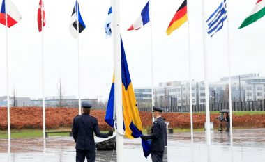 Suedia mirëpritet në NATO me ceremoninë e ngritjes së flamurit
