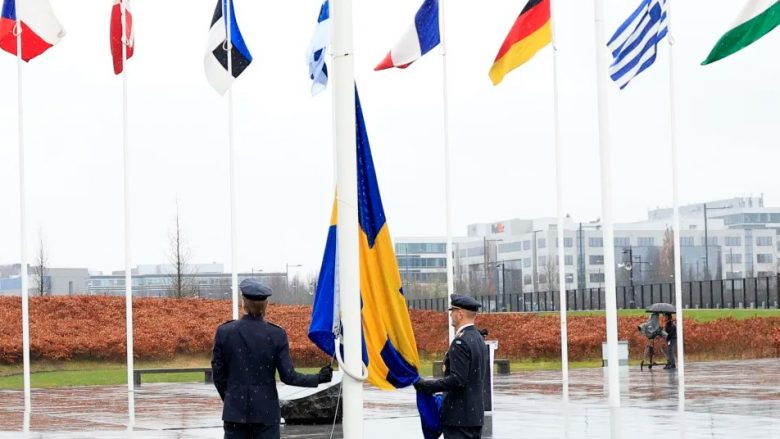 Suedia mirëpritet në NATO me ceremoninë e ngritjes së flamurit