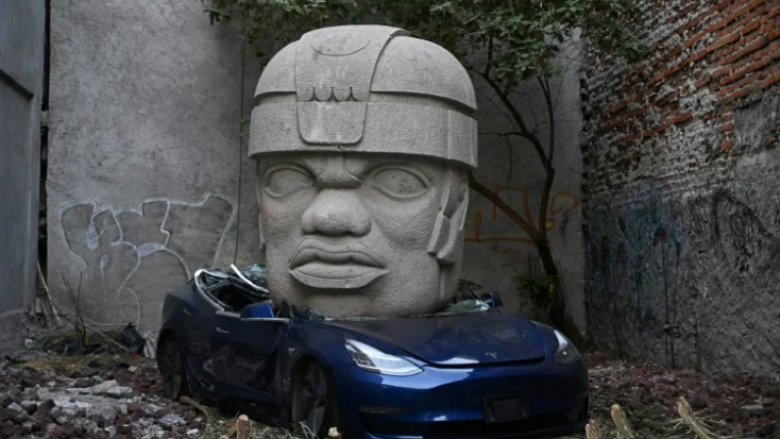 Artisti meksikan “shtyp” Tesla-n me skulpturën e kokës prej guri – për të provokuar Elon Musk