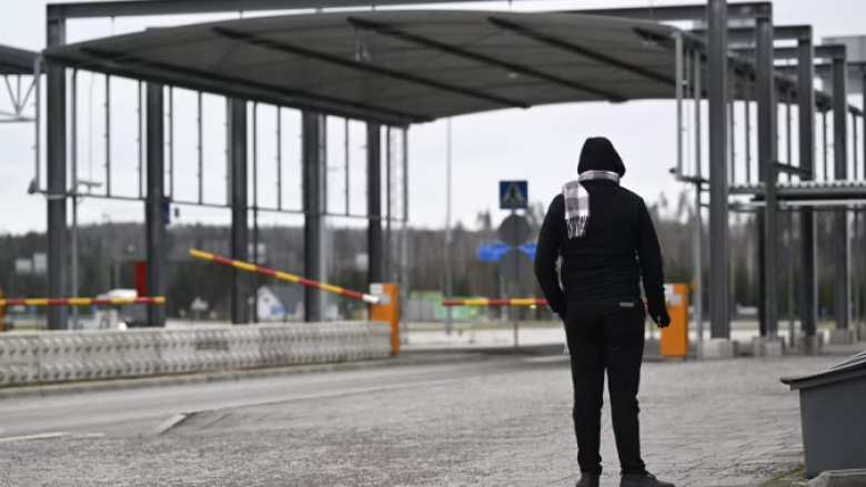 Finlanda vendos të bllokojë hyrjen e azilkërkuesve nga Rusia
