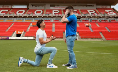 Futbollisti Josh Cavallo i propozon partnerit të tij në stadium