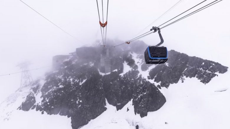 Pesë skiatorë të zhdukur janë gjetur të vdekur në Alpet zvicerane – një mbetet i zhdukur