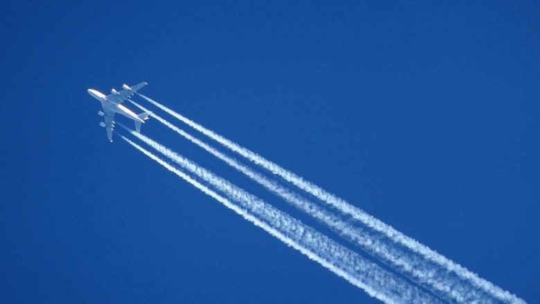 Ekspertët zbulojnë të vërtetën e vijave të bardha që shihen pas aeroplanëve në qiell