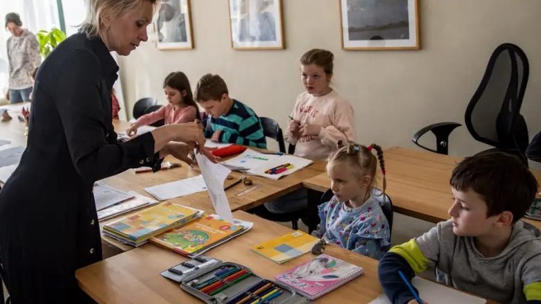 Shkollat duhet t’i përgatisin nxënësit edhe për luftë, thotë ministrja gjermane e arsimit