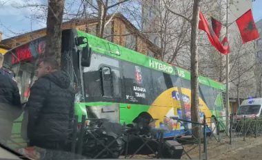Shoferit i bie të fikët në timon, autobusi në Tiranë përplaset me pemën