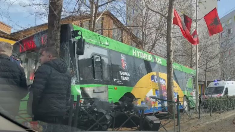 Shoferit i bie të fikët në timon, autobusi në Tiranë përplaset me pemën