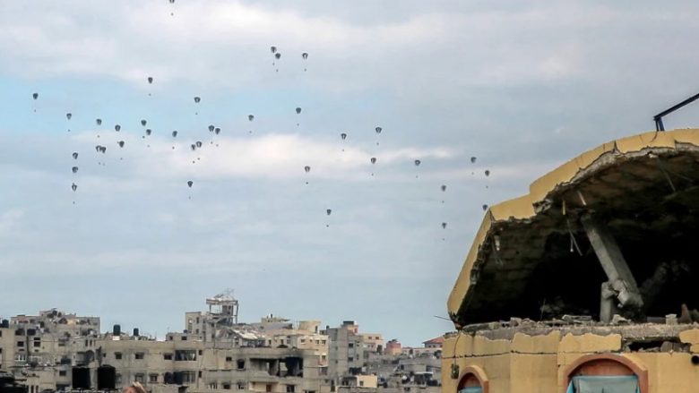 Pesë palestinezë mbetën të vdekur në Gaza – mbi ta ranë ndihmat humanitare e hedhura nga një aeroplan