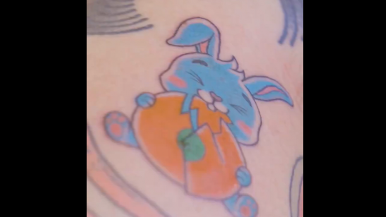 Uellsiani shënon rekord botëror me 69 tatuazhe lepujsh në trupin e tij – por që nuk ka asnjë të tillë në shtëpi