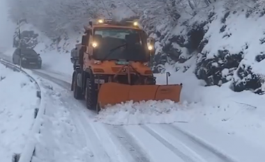 Reshjet e borës vështirësojnë qarkullimin e automjeteve në disa zona në Shqipëri