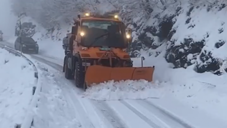 Reshjet e borës vështirësojnë qarkullimin e automjeteve në disa zona në Shqipëri