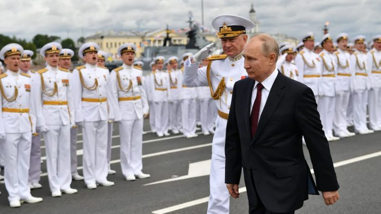 Pas poshtërimit në Detin e Zi, Putini shkarkon “komandantin më të lartë detar” të Rusisë