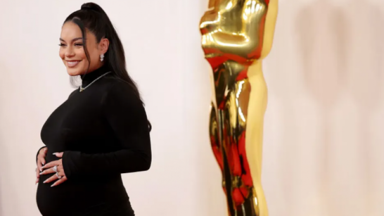 Vanessa Hudgens zbulon shtatzëninë në tapetin e kuq të Oscars 2024