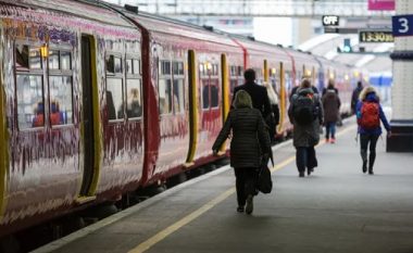 Në një stacion të trenit në Britani thuhet se 76% e shërbimeve janë të vonuara