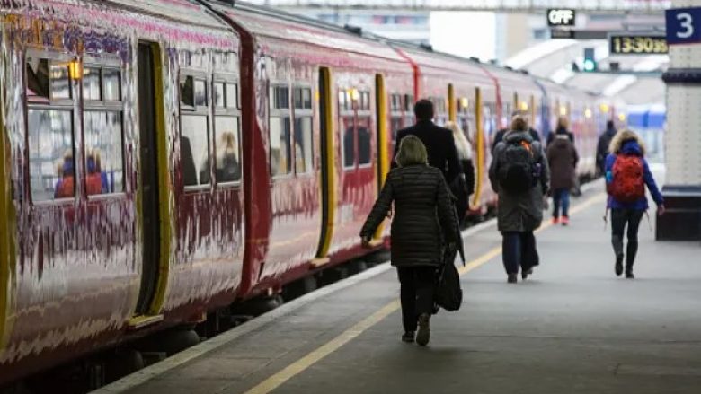 Në një stacion të trenit në Britani thuhet se 76% e shërbimeve janë të vonuara