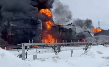 Ukraina thotë se do ta bëjë, edhe nëse SHBA-ja i kërkon që të mos godasë rafineritë e çmuara të naftës të Rusisë