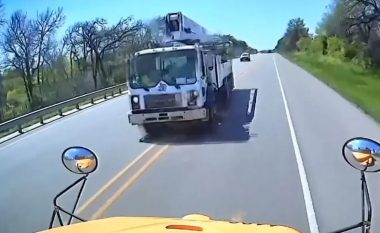 Momenti i frikshëm: Kamioni i çimentos përplaset me autobusin e shkollës në një autostradë të Teksasit, dy të vdekur