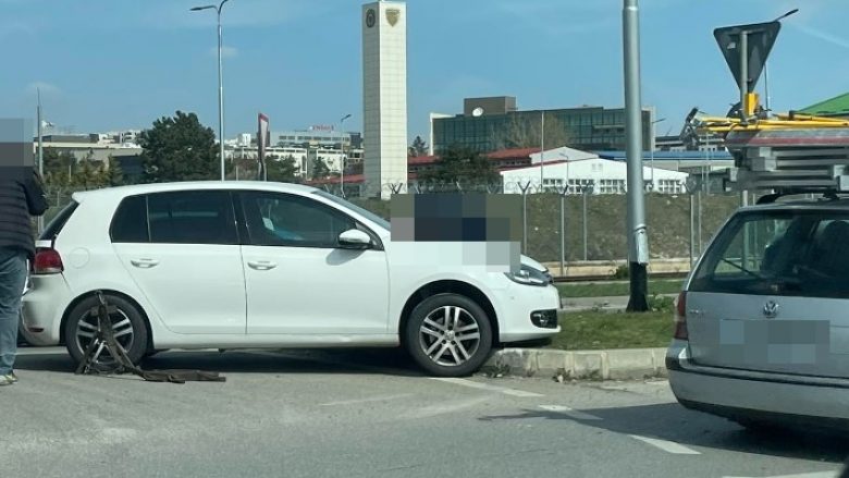 Aksident mes dy veturave te rrethi në rrugën Prishtinë-Fushë Kosovë, lëndohet një person