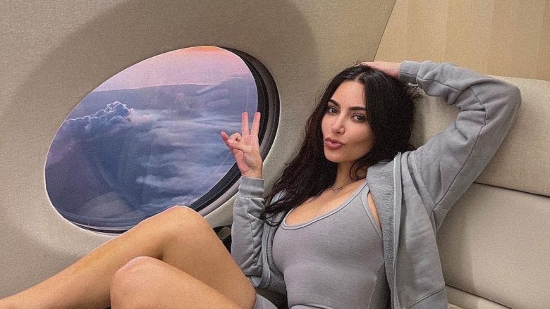 Kim Kardashian “në kritika të mëdha” – udhëtoi pesë herë brenda një dite me aeroplanin e saj privat