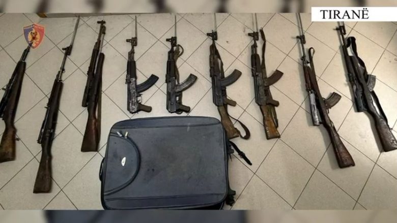 Kapet arsenal armësh brenda një makine në Rinas, arrestohen pesë persona