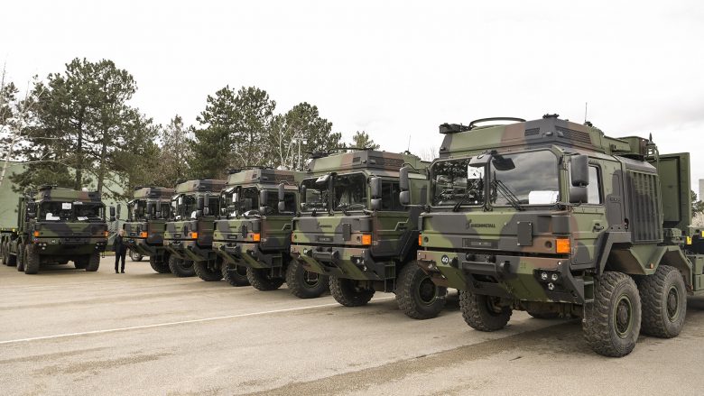 Fotografi të flotës së kamionëve ushtarakë të ardhur nga Gjermania për FSK-në