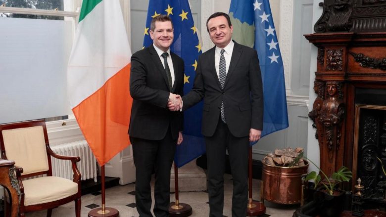 Kurti takohet me ministrin irlandez i shtetit për Çështje Evropiane, bisedojnë për largimin e masave të BE-së ndaj Kosovës