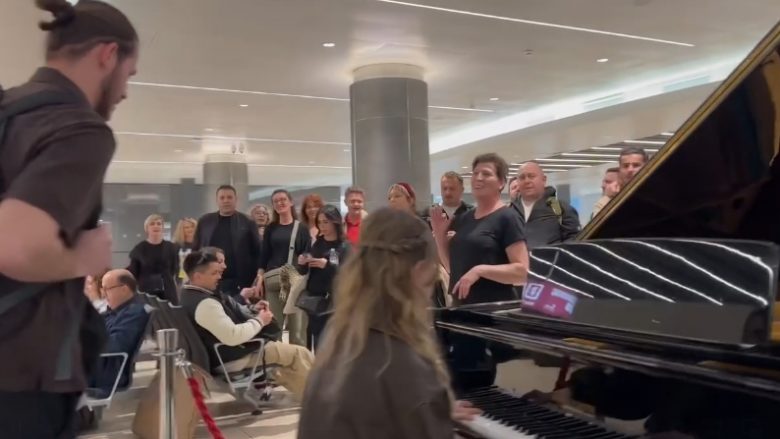 Artistët e Filharmonisë së Kosovës mbajnë koncert spontan në aeroport, vizitorët kënaqen nën tingujt e “Unë biri yt Kosovë”