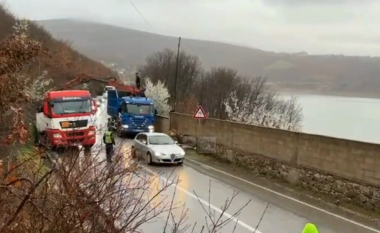 Aksident në Kukës, kamioni me targa të Kosovës i ngarkuar me hekur del nga rruga, bllokohet qarkullimi