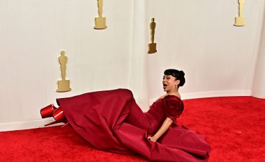 Aktorja Liza Koshy rrëzohet në tapetin e kuq të “Oscars 2024”