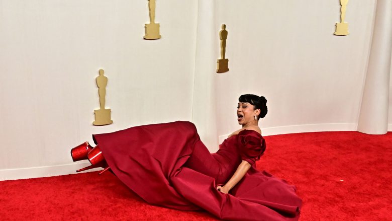 Aktorja Liza Koshy rrëzohet në tapetin e kuq të “Oscars 2024”