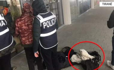 Transportuan kallashnikov me autobusin e linjës Pogradec-Tiranë, arrestohen dy të rinj