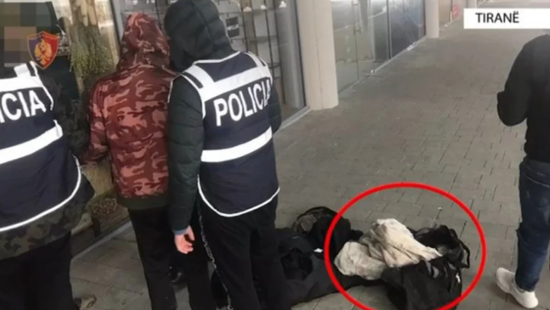 Transportuan kallashnikov me autobusin e linjës Pogradec-Tiranë, arrestohen dy të rinj