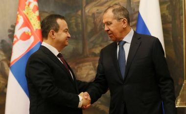 Daçiq takohet me Lavrovin, përqafim i ngrohtë para ndeshjes Serbi-Rusi