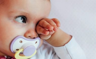 Përse bebet i fërkojnë sytë?