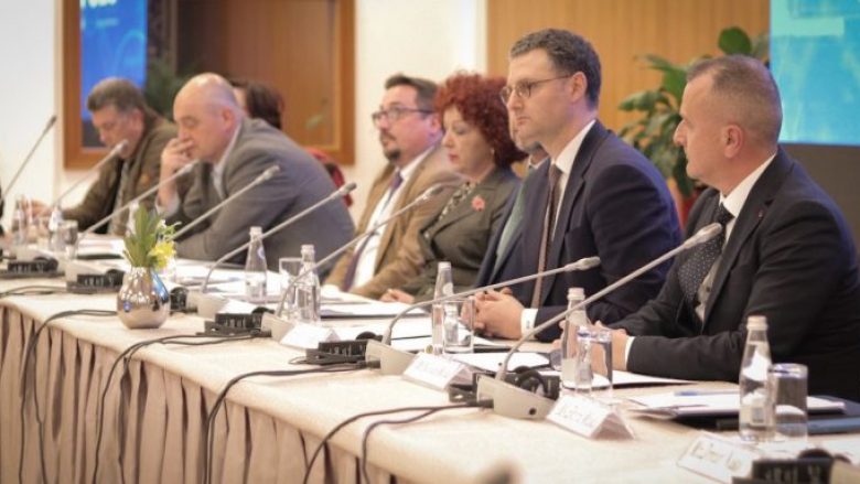 Qeveria shqiptare pritet të lehtësojë tatimin mbi pagën, përfiton shtresa e mesme