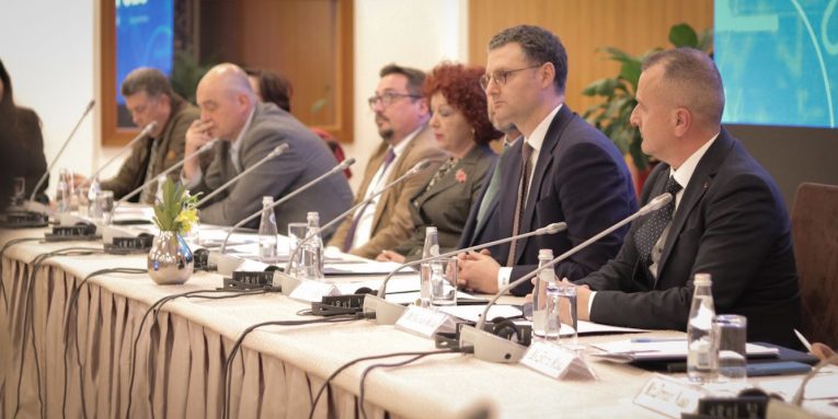 Qeveria shqiptare pritet të lehtësojë tatimin mbi pagën, përfiton shtresa e mesme