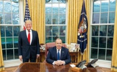 Një fotografi e manipuluar e Trumpit dhe ministrit të jashtëm rus përhapet në internet – por cili është realiteti rreth saj?