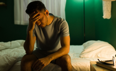 Dy net me gjumë të çrregullt na bën të ndihemi vite më të vjetër, thotë studimi
