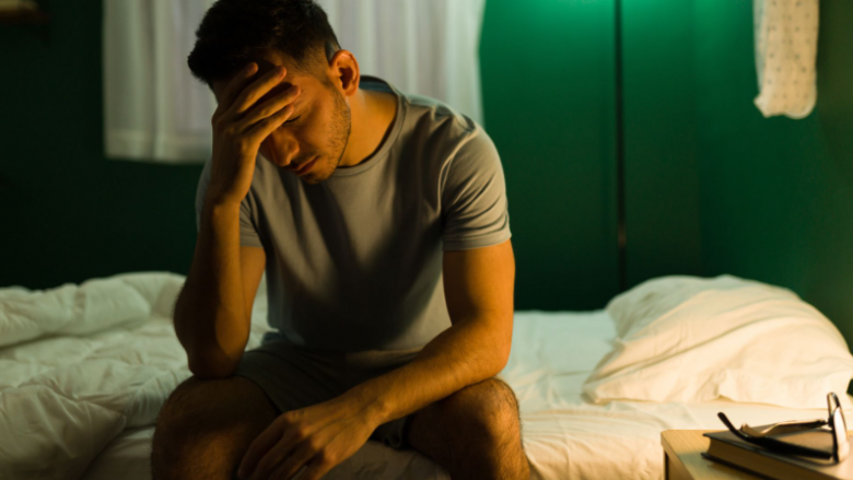 Dy net me gjumë të çrregullt na bëjnë të ndihemi vite më të vjetër, thotë studimi