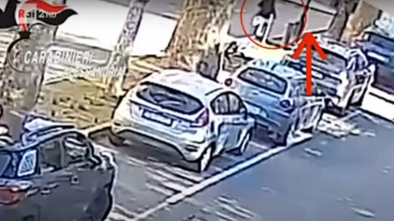 “Çmendet” shqiptari në Itali, e përplas me makinë ish të dashurën pasi nuk pranoi dot ndarjen