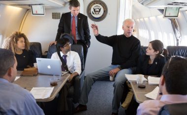 Plas skandali në SHBA, gazetarët vjedhin në aeroplanin presidencial amerikan – gota uiski, pjata, jastëkë…