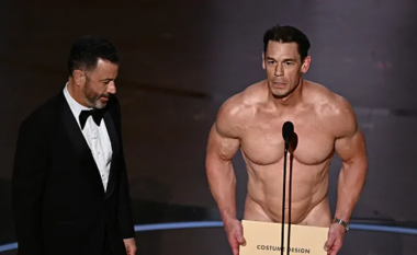 John Cena shfaqet lakuriq në skenën e "Oscars" për të prezantuar çmimin e 'kostumografisë më të mirë'