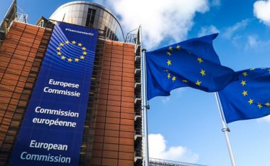 Komisioni Evropian fton Shkupin dhe Athinën t'i përmbahen marrëveshjes për ndryshimin e emrit