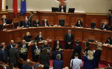 Kaos në Kuvendin e Shqipërisë, mbyllet seanca plenare, kalon ligji për investime strategjike
